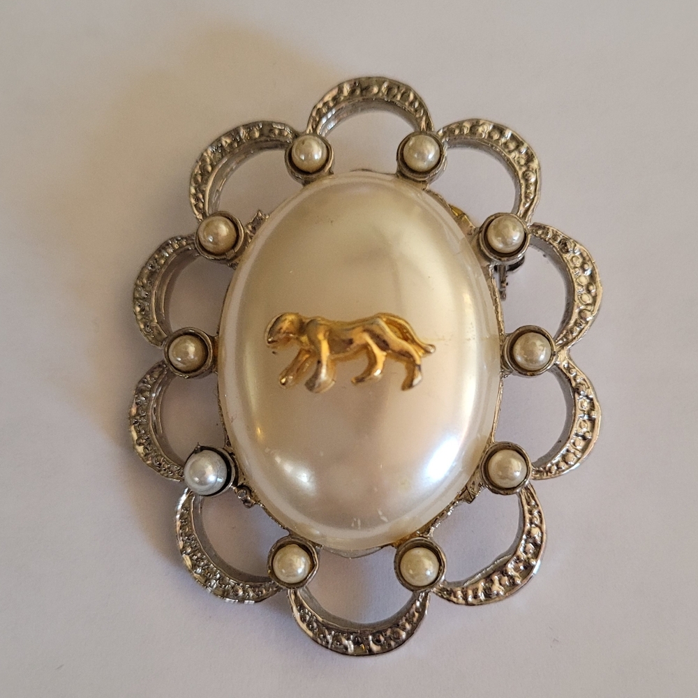 Vintage Faux Pearl Big Cat Panther Brooch Silver Tone Scalloped Frame‎ Pin